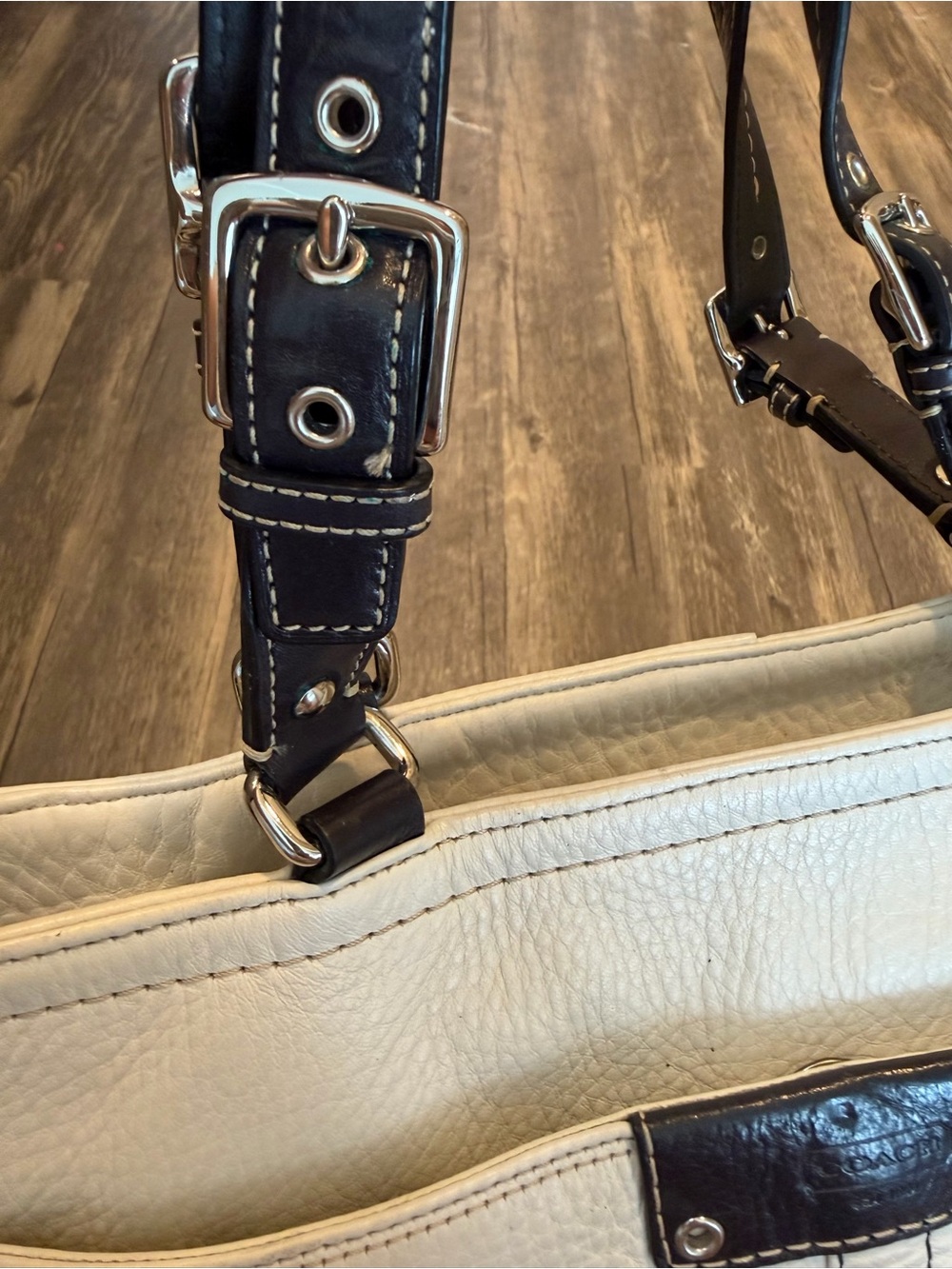 Coach Hamilton White Pebbled Leather Tote Bag Black Detailing Buckle Straps - Picture 4 of 9